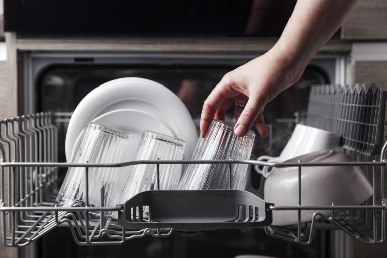 Una persona que lava platos en Estados Unidos, gana más que un profesional en Colombia
