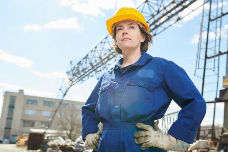 mujer líder en obra de construcción