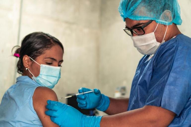 enfermero aplicando vacuna coronavirus