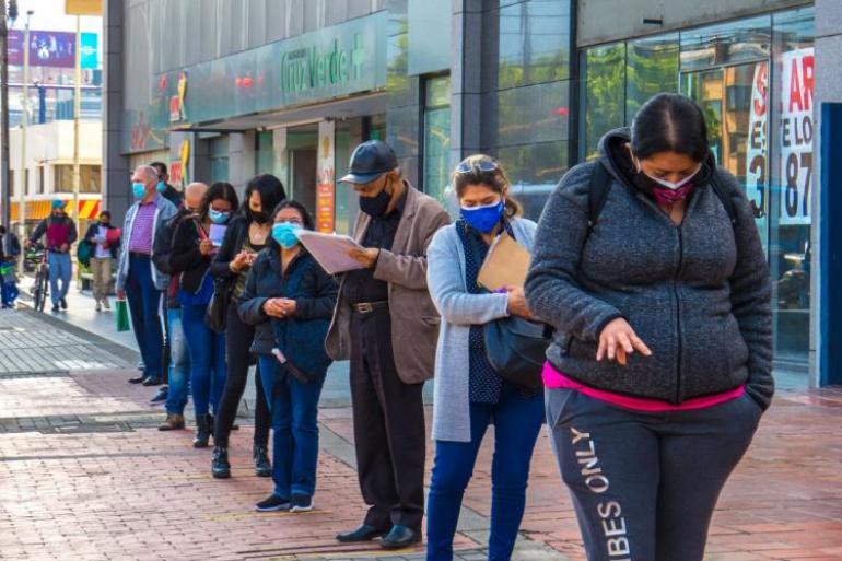 personas haciendo fila en Colombia