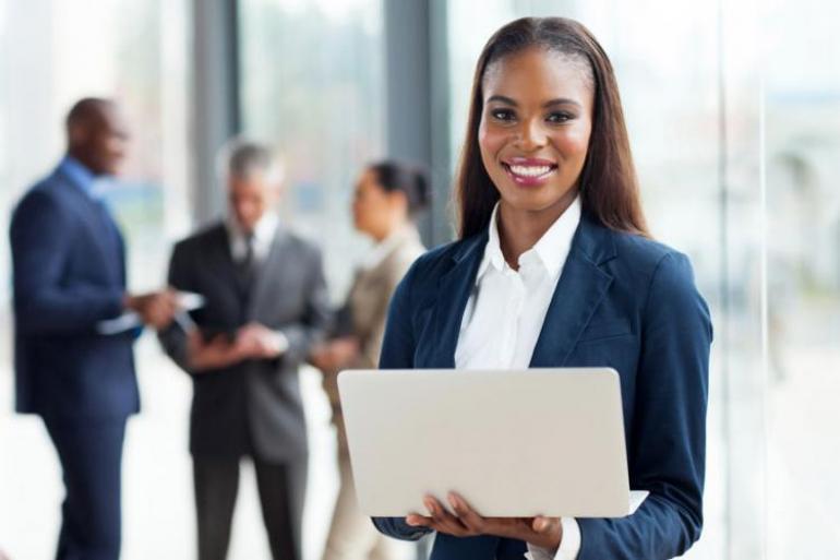 Escuchar a los colaboradores bajo tu dirección creará un ambiente de confianza y motivación en el equipo. 