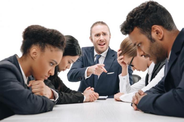 Las preferencias de un jefe con ciertos empleados pueden afectar el ambiente laboral. Foto: iStock