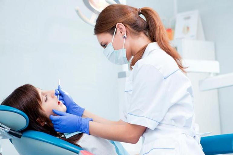 Un auxiliar de odontología gana cerca de 1.2 millones de pesos, según la encuesta Punto Salarial de elempleo.com. Foto: 123rf.com