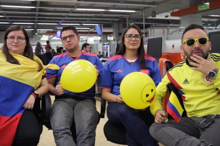 Los trabajadores disfrutan de los partidos del Mundial, gracias a que en las empresas instalaron televisores en las oficinas. Foto: Laura Monterrosa. 